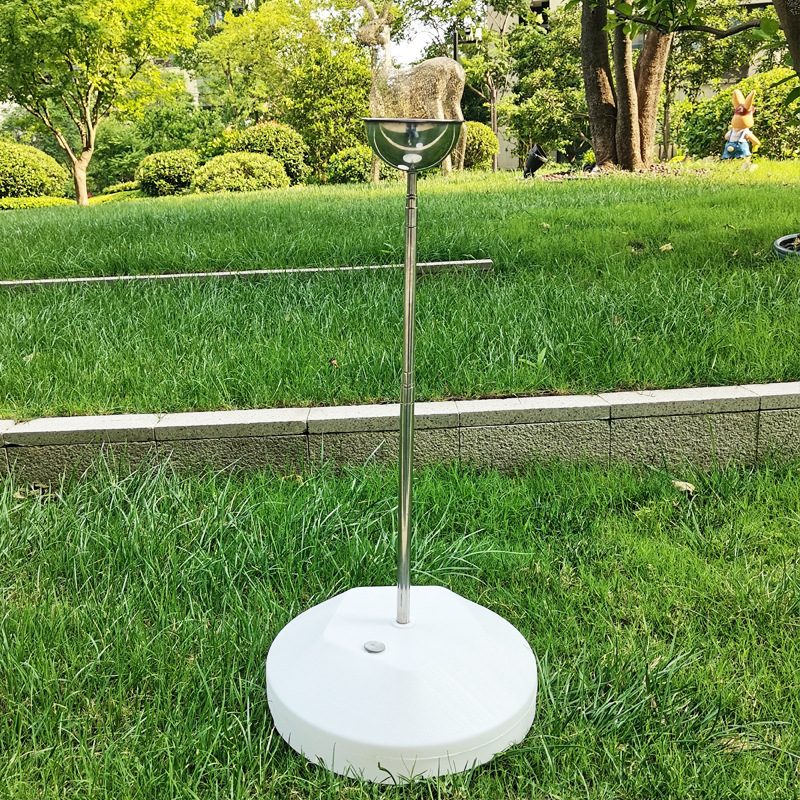 Baliono arkos pagrindas su vandeniu užpildyta baze – aliuminio folijos medžiaga; žaislinis balionas; nežemiško pobūdžio forma