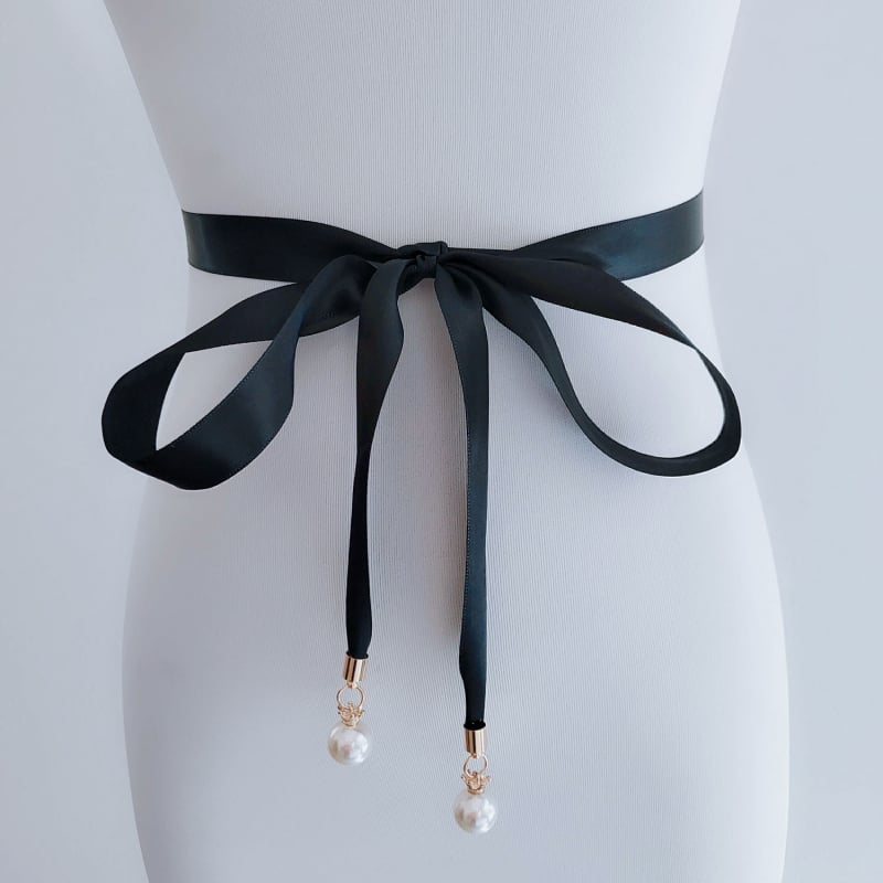 Vestuvių juostos liemeniai su karūnos perlų pakabuku, plonas kaspinis, paprastas stilius; Medžiaga: kaspinas; Sagties medžiaga: ta pati kaip juosta; Plotis: mažiau nei 2 cm; Uždarymas: Gucker