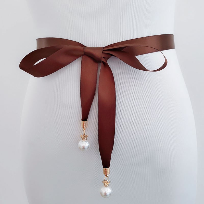 Vestuvių juostos liemeniai su karūnos perlų pakabuku, plonas kaspinis, paprastas stilius; Medžiaga: kaspinas; Sagties medžiaga: ta pati kaip juosta; Plotis: mažiau nei 2 cm; Uždarymas: Gucker