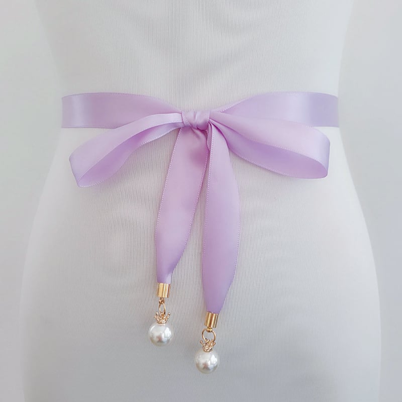 Vestuvių juostos liemeniai su karūnos perlų pakabuku, plonas kaspinis, paprastas stilius; Medžiaga: kaspinas; Sagties medžiaga: ta pati kaip juosta; Plotis: mažiau nei 2 cm; Uždarymas: Gucker