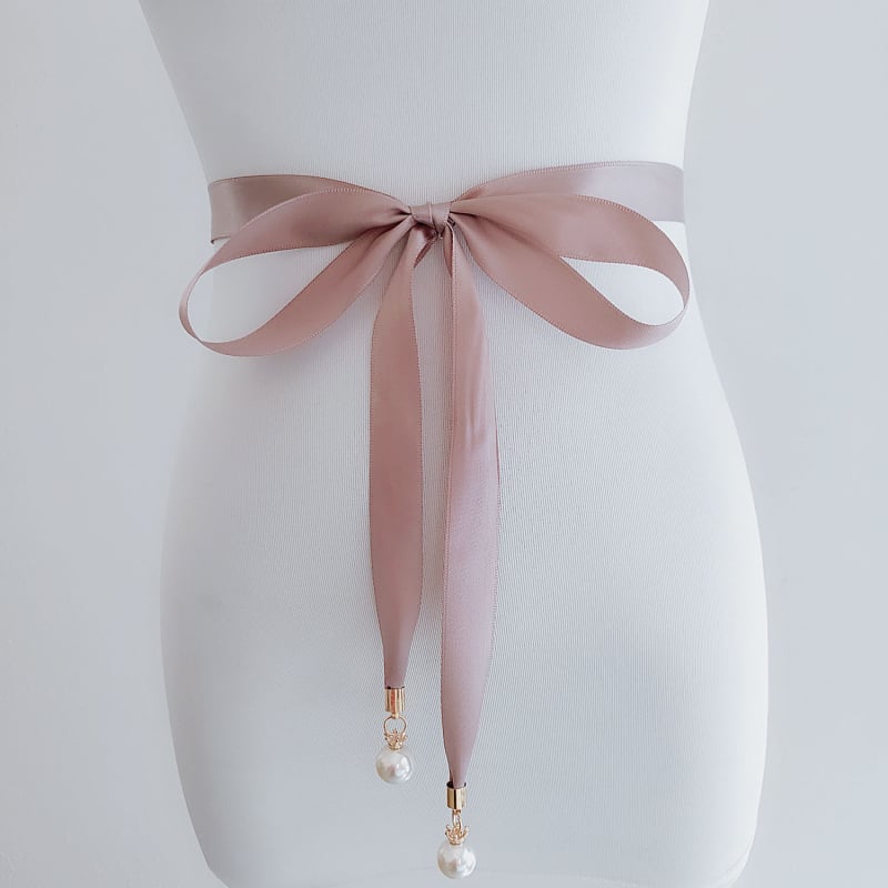 Vestuvių juostos liemeniai su karūnos perlų pakabuku, plonas kaspinis, paprastas stilius; Medžiaga: kaspinas; Sagties medžiaga: ta pati kaip juosta; Plotis: mažiau nei 2 cm; Uždarymas: Gucker