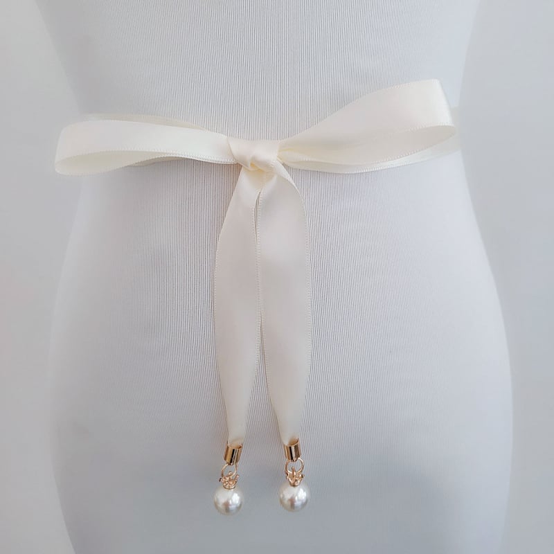 Vestuvių juostos liemeniai su karūnos perlų pakabuku, plonas kaspinis, paprastas stilius; Medžiaga: kaspinas; Sagties medžiaga: ta pati kaip juosta; Plotis: mažiau nei 2 cm; Uždarymas: Gucker