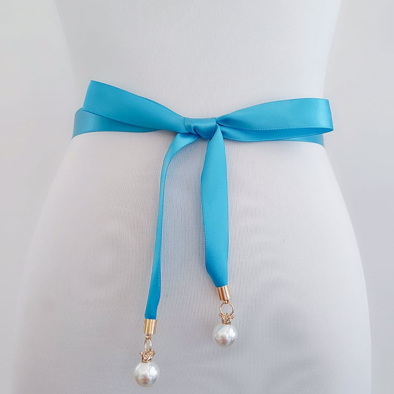 Vestuvių juostos liemeniai su karūnos perlų pakabuku, plonas kaspinis, paprastas stilius; Medžiaga: kaspinas; Sagties medžiaga: ta pati kaip juosta; Plotis: mažiau nei 2 cm; Uždarymas: Gucker