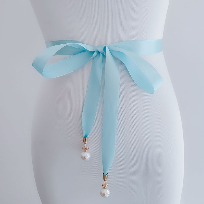 Vestuvių juostos liemeniai su karūnos perlų pakabuku, plonas kaspinis, paprastas stilius; Medžiaga: kaspinas; Sagties medžiaga: ta pati kaip juosta; Plotis: mažiau nei 2 cm; Uždarymas: Gucker