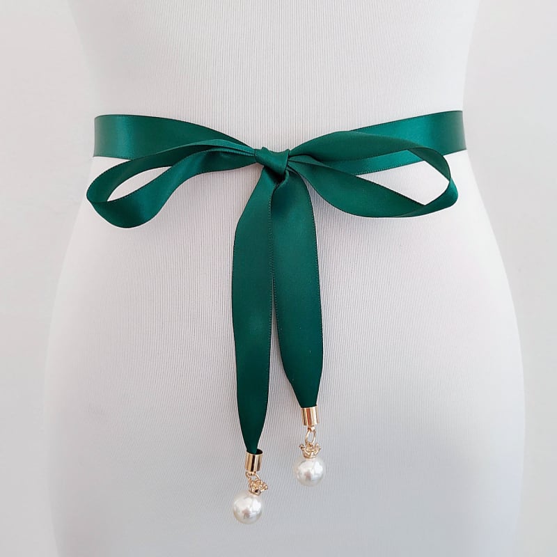 Vestuvių juostos liemeniai su karūnos perlų pakabuku, plonas kaspinis, paprastas stilius; Medžiaga: kaspinas; Sagties medžiaga: ta pati kaip juosta; Plotis: mažiau nei 2 cm; Uždarymas: Gucker