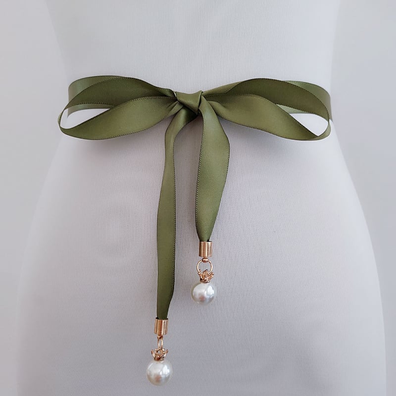 Vestuvių juostos liemeniai su karūnos perlų pakabuku, plonas kaspinis, paprastas stilius; Medžiaga: kaspinas; Sagties medžiaga: ta pati kaip juosta; Plotis: mažiau nei 2 cm; Uždarymas: Gucker