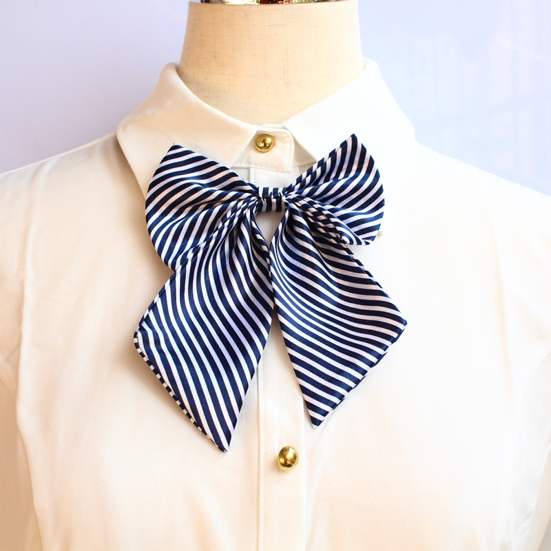 Γυναικεία JK‑τύπου ενδυμασία με φιόγκο και φτερωτό γιακά — κρύσταλλο; φιόγκος; λουλούδι από φτερά; φθινόπωρο 2023