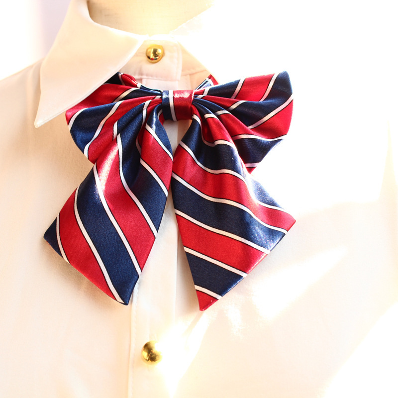 Γυναικεία JK‑τύπου ενδυμασία με φιόγκο και φτερωτό γιακά — κρύσταλλο; φιόγκος; λουλούδι από φτερά; φθινόπωρο 2023