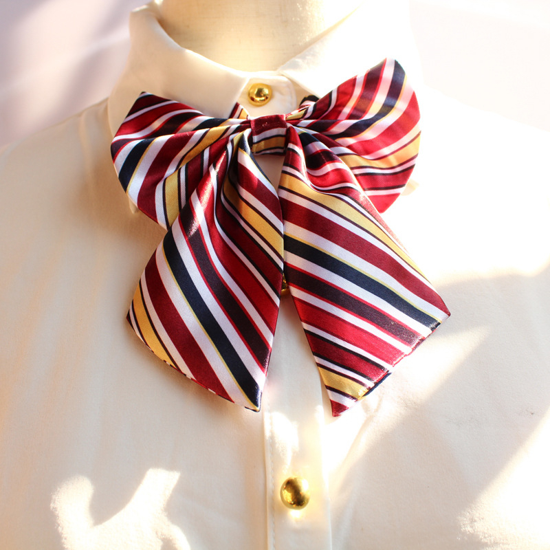 Γυναικεία JK‑τύπου ενδυμασία με φιόγκο και φτερωτό γιακά — κρύσταλλο; φιόγκος; λουλούδι από φτερά; φθινόπωρο 2023