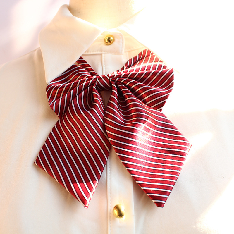 Γυναικεία JK‑τύπου ενδυμασία με φιόγκο και φτερωτό γιακά — κρύσταλλο; φιόγκος; λουλούδι από φτερά; φθινόπωρο 2023