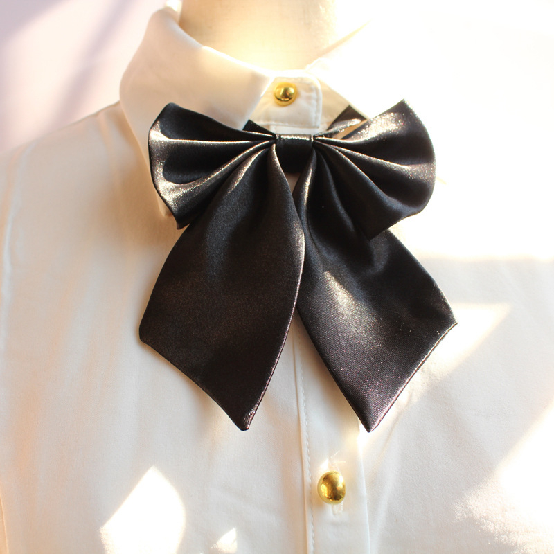 Γυναικεία JK‑τύπου ενδυμασία με φιόγκο και φτερωτό γιακά — κρύσταλλο; φιόγκος; λουλούδι από φτερά; φθινόπωρο 2023