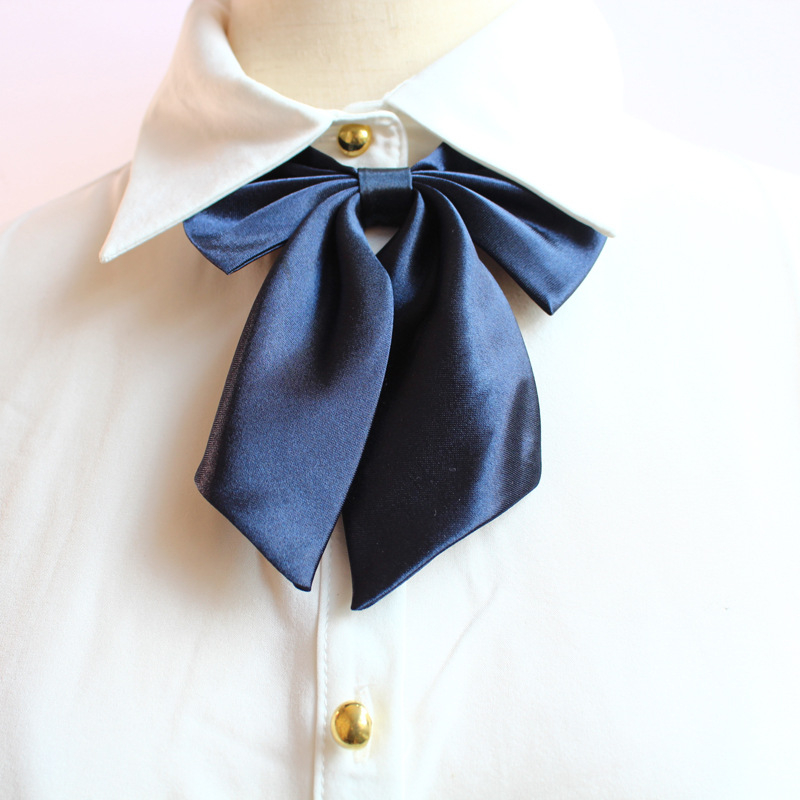 Γυναικεία JK‑τύπου ενδυμασία με φιόγκο και φτερωτό γιακά — κρύσταλλο; φιόγκος; λουλούδι από φτερά; φθινόπωρο 2023