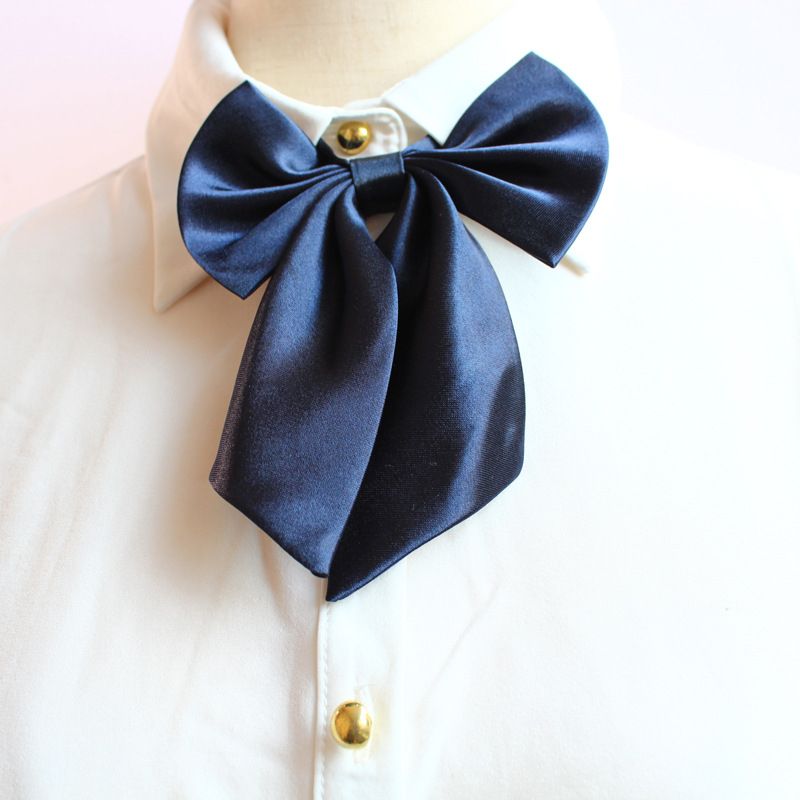 Γυναικεία JK‑τύπου ενδυμασία με φιόγκο και φτερωτό γιακά — κρύσταλλο; φιόγκος; λουλούδι από φτερά; φθινόπωρο 2023