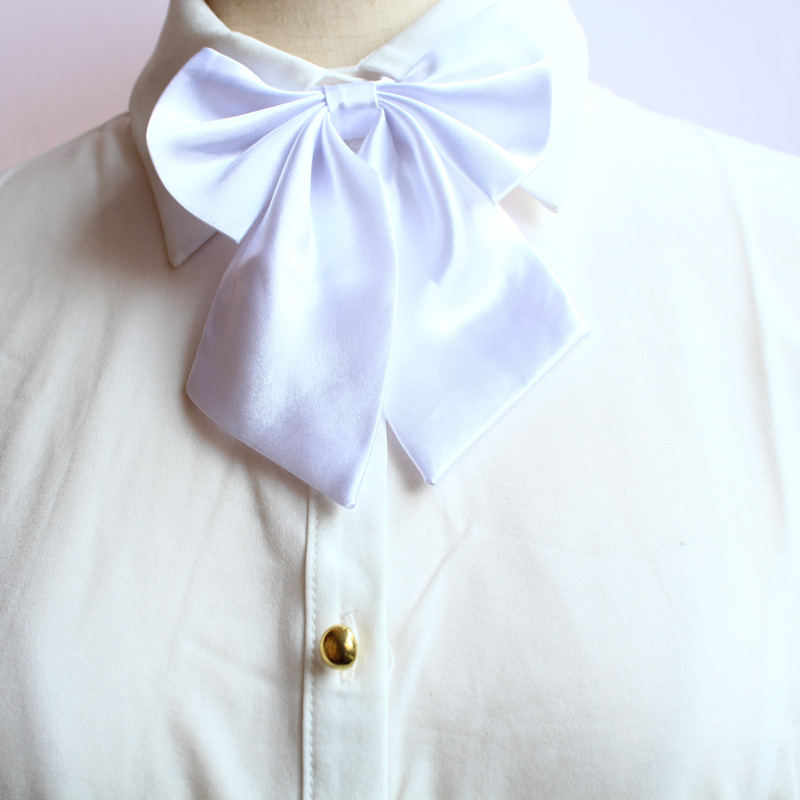 Γυναικεία JK‑τύπου ενδυμασία με φιόγκο και φτερωτό γιακά — κρύσταλλο; φιόγκος; λουλούδι από φτερά; φθινόπωρο 2023