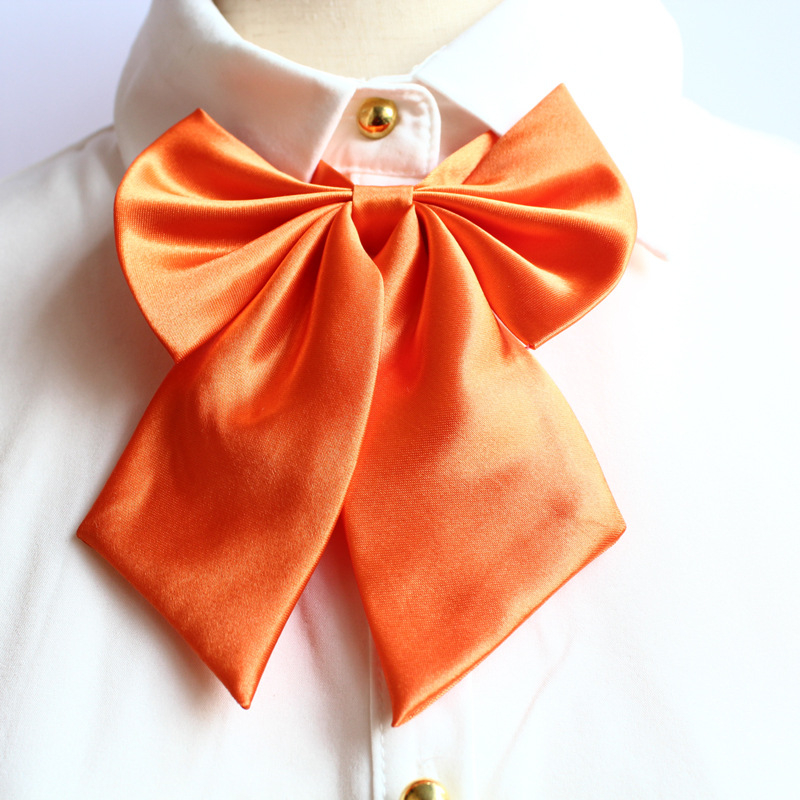 Γυναικεία JK‑τύπου ενδυμασία με φιόγκο και φτερωτό γιακά — κρύσταλλο; φιόγκος; λουλούδι από φτερά; φθινόπωρο 2023