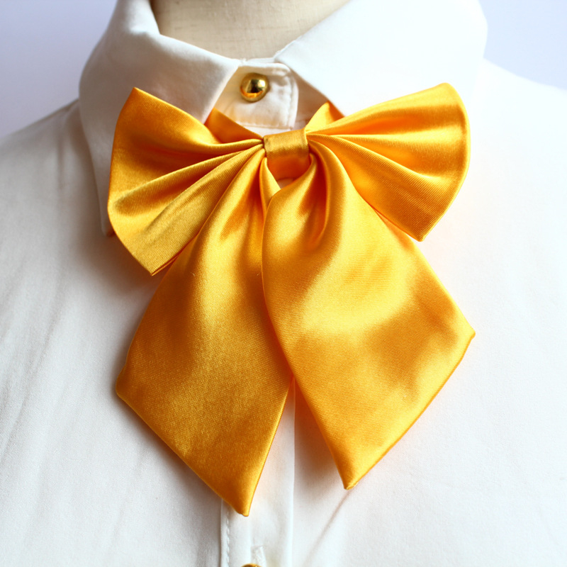 Γυναικεία JK‑τύπου ενδυμασία με φιόγκο και φτερωτό γιακά — κρύσταλλο; φιόγκος; λουλούδι από φτερά; φθινόπωρο 2023