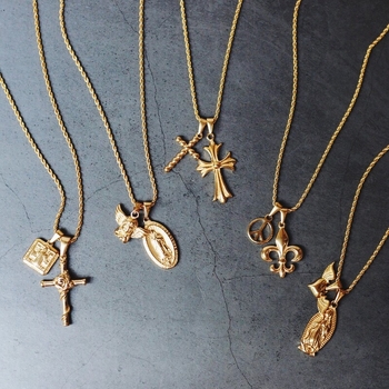 Martha Retro karoliai su pakabuku: Kupidonas, Angelas, Širdis, Kryžius ir Rožė; titano plienas; literatūros ir meno retro stilius