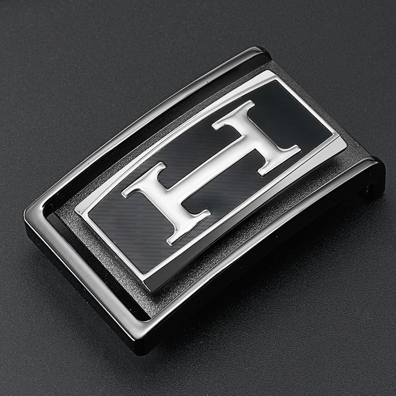 Diržo sagtis su smeigtuku, kasdienis stilius, 2025 m. pavasaris