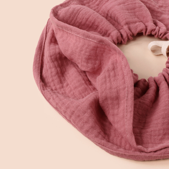 Baba pamutból készült etető ruházat? 360°-ban állítható övvel; négyréteg vast géz nyálkendő; kerek forma; nagy nedvszívó képesség; 0–3 éves csecsemők számára