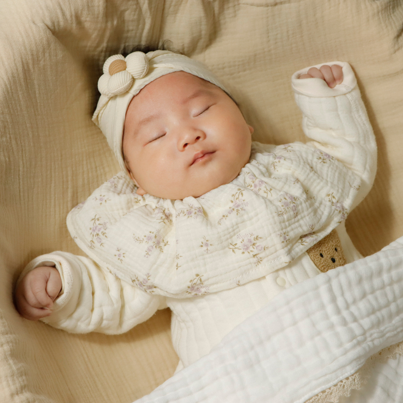 Baba pamutból készült etető ruházat? 360°-ban állítható övvel; négyréteg vast géz nyálkendő; kerek forma; nagy nedvszívó képesség; 0–3 éves csecsemők számára