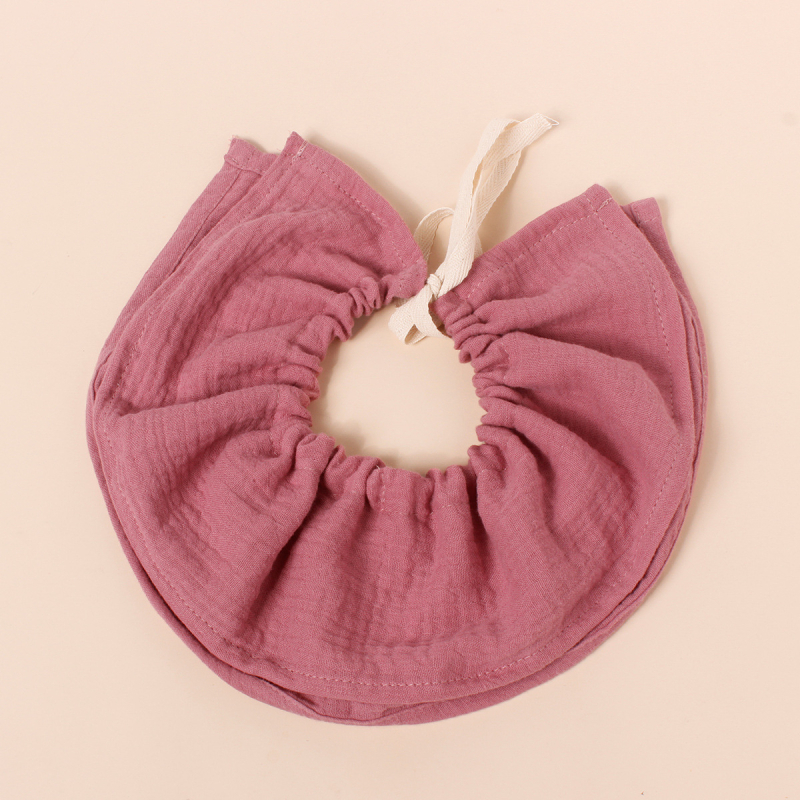 Baba pamutból készült etető ruházat? 360°-ban állítható övvel; négyréteg vast géz nyálkendő; kerek forma; nagy nedvszívó képesség; 0–3 éves csecsemők számára