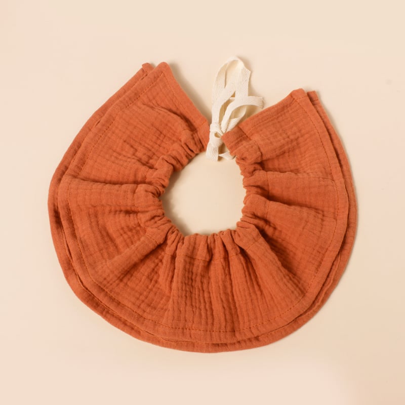 Baba pamutból készült etető ruházat? 360°-ban állítható övvel; négyréteg vast géz nyálkendő; kerek forma; nagy nedvszívó képesség; 0–3 éves csecsemők számára