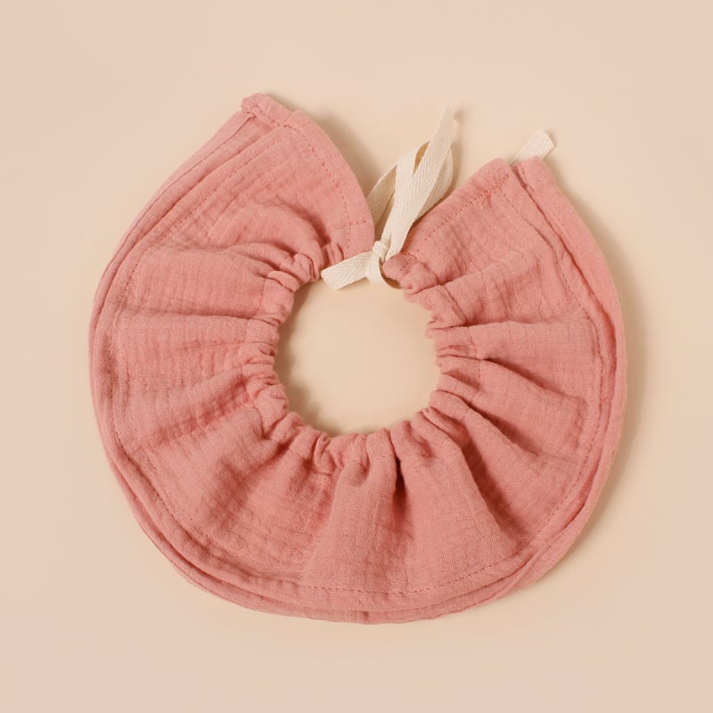 Baba pamutból készült etető ruházat? 360°-ban állítható övvel; négyréteg vast géz nyálkendő; kerek forma; nagy nedvszívó képesség; 0–3 éves csecsemők számára