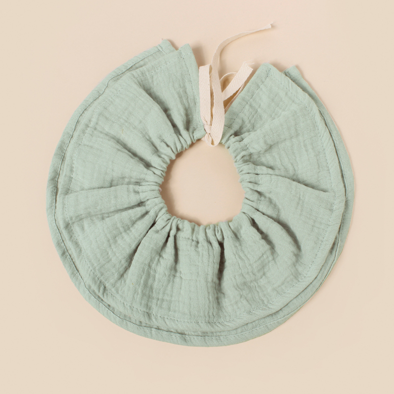 Baba pamutból készült etető ruházat? 360°-ban állítható övvel; négyréteg vast géz nyálkendő; kerek forma; nagy nedvszívó képesség; 0–3 éves csecsemők számára