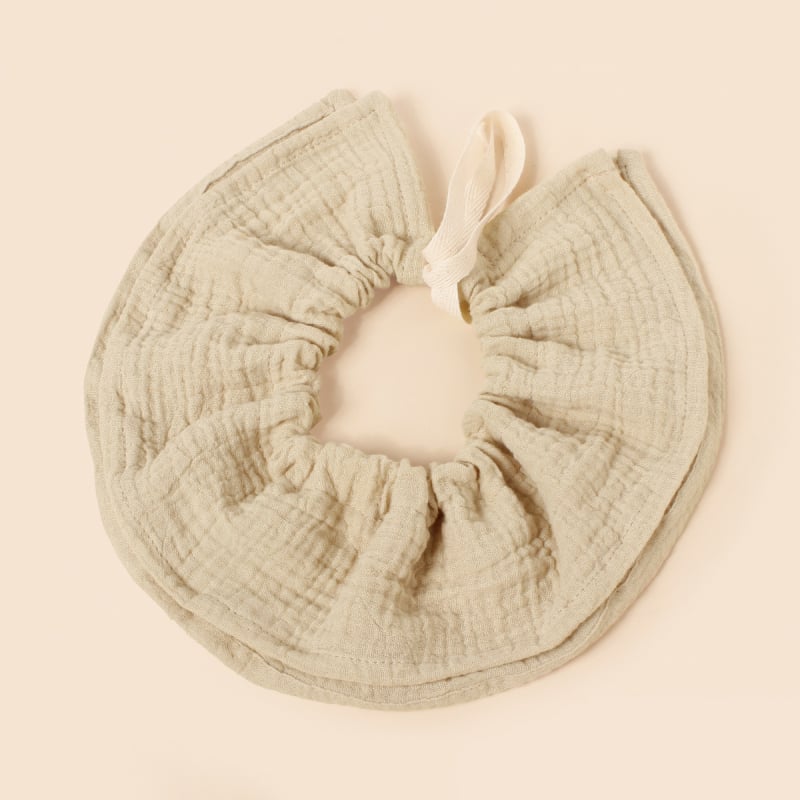 Baba pamutból készült etető ruházat? 360°-ban állítható övvel; négyréteg vast géz nyálkendő; kerek forma; nagy nedvszívó képesség; 0–3 éves csecsemők számára