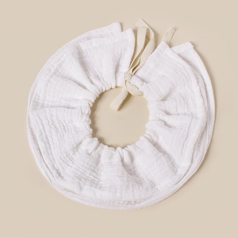 Baba pamutból készült etető ruházat? 360°-ban állítható övvel; négyréteg vast géz nyálkendő; kerek forma; nagy nedvszívó képesség; 0–3 éves csecsemők számára