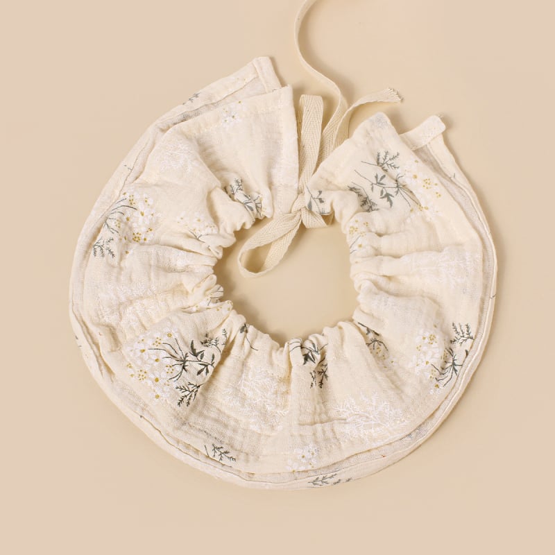 Baba pamutból készült etető ruházat? 360°-ban állítható övvel; négyréteg vast géz nyálkendő; kerek forma; nagy nedvszívó képesség; 0–3 éves csecsemők számára