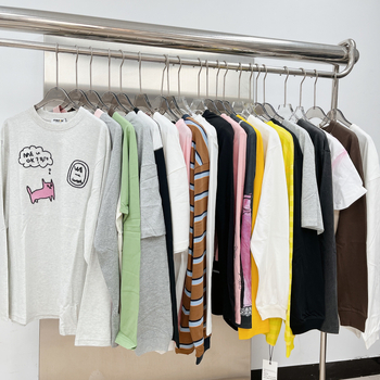 T-krekls ar brīvu piegriezumu, garām piedurknēm, apaļu kaklu un druku (95% kokvilnas)