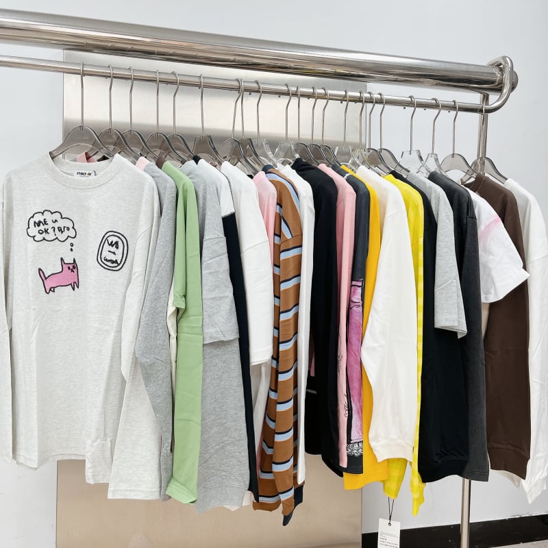 T-krekls ar brīvu piegriezumu, garām piedurknēm, apaļu kaklu un druku (95% kokvilnas)