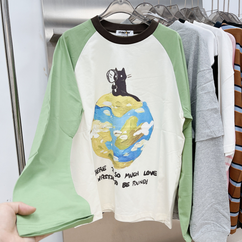 T-krekls ar brīvu piegriezumu, garām piedurknēm, apaļu kaklu un druku (95% kokvilnas)