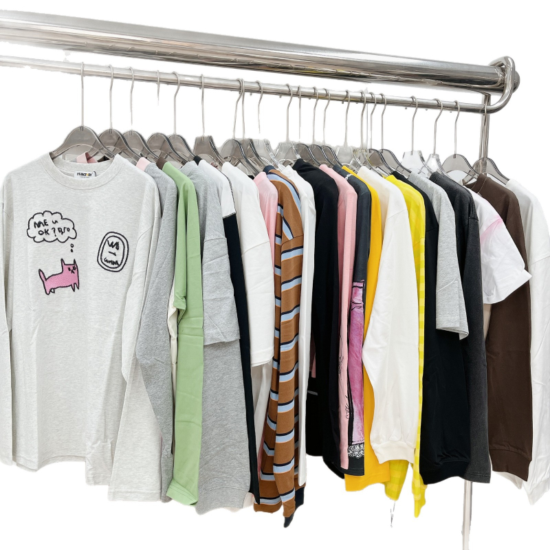 T-krekls ar brīvu piegriezumu, garām piedurknēm, apaļu kaklu un druku (95% kokvilnas)