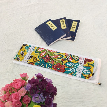 Cervikalni jastuk kružnog oblika, od staroga grubog platna, punjen heljdom, uključuje navlaku za jastuk i unutarnju navlaku