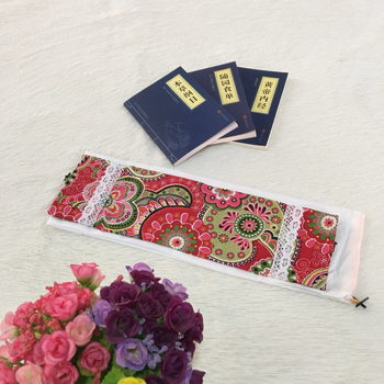 Cervikalni jastuk kružnog oblika, od staroga grubog platna, punjen heljdom, uključuje navlaku za jastuk i unutarnju navlaku