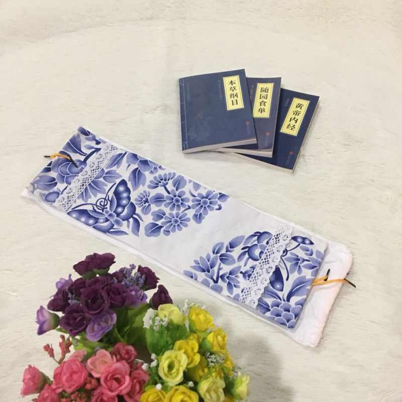 Cervikalni jastuk kružnog oblika, od staroga grubog platna, punjen heljdom, uključuje navlaku za jastuk i unutarnju navlaku