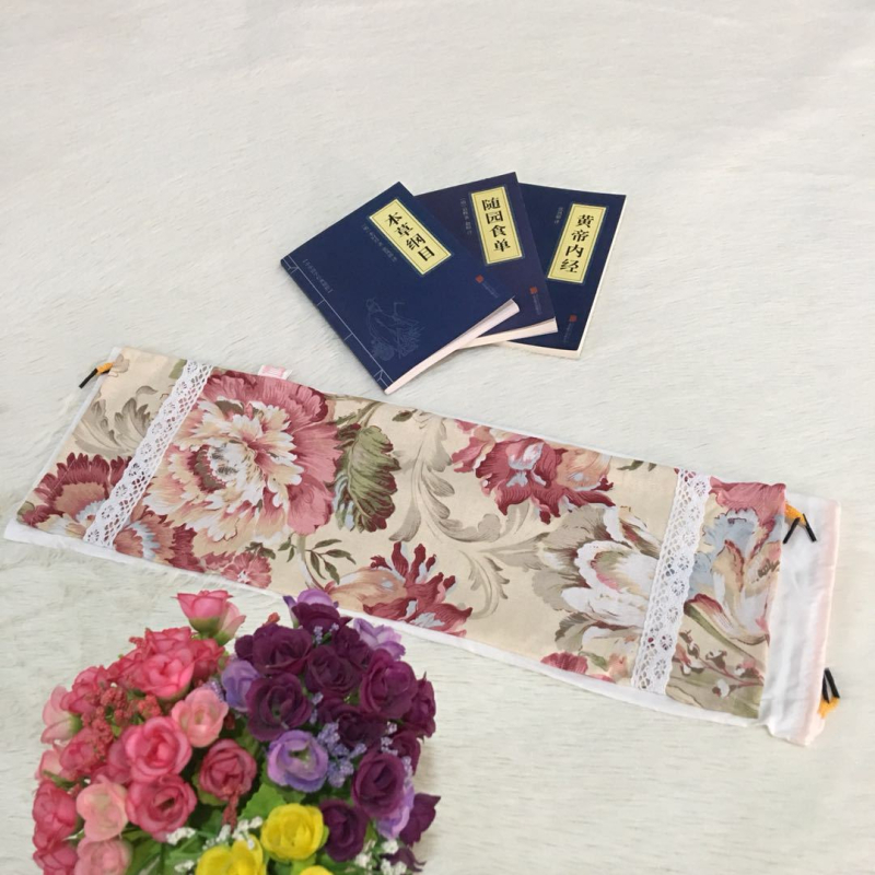 Cervikalni jastuk kružnog oblika, od staroga grubog platna, punjen heljdom, uključuje navlaku za jastuk i unutarnju navlaku