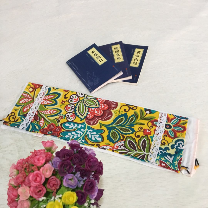 Cervikalni jastuk kružnog oblika, od staroga grubog platna, punjen heljdom, uključuje navlaku za jastuk i unutarnju navlaku