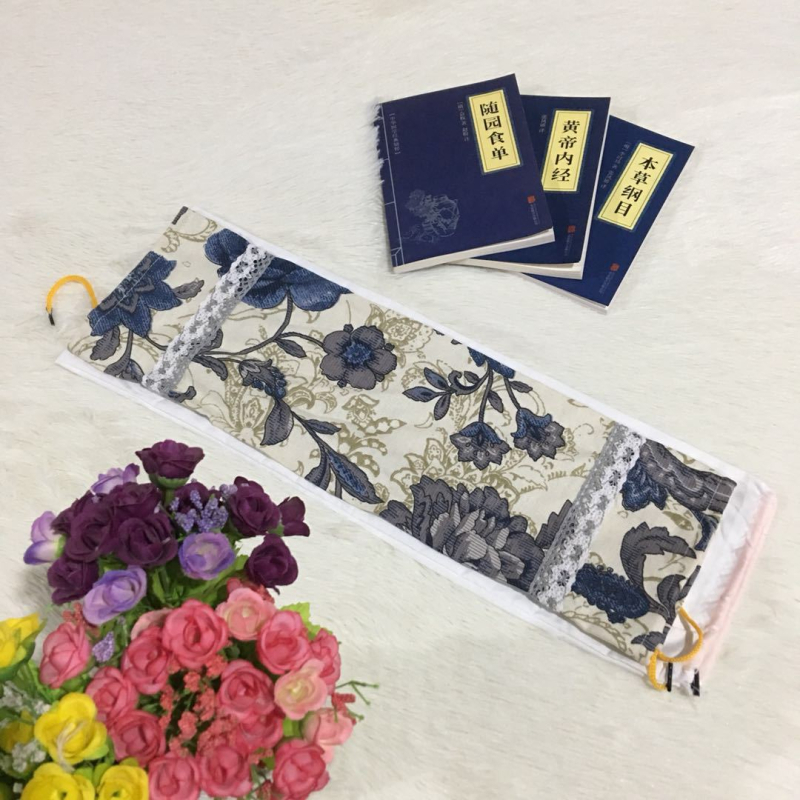 Cervikalni jastuk kružnog oblika, od staroga grubog platna, punjen heljdom, uključuje navlaku za jastuk i unutarnju navlaku