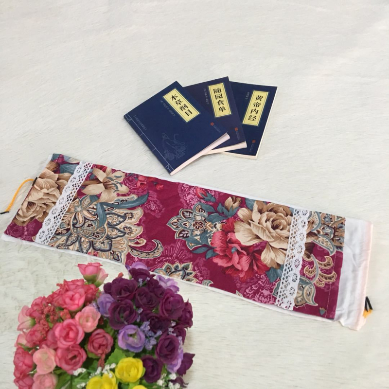 Cervikalni jastuk kružnog oblika, od staroga grubog platna, punjen heljdom, uključuje navlaku za jastuk i unutarnju navlaku