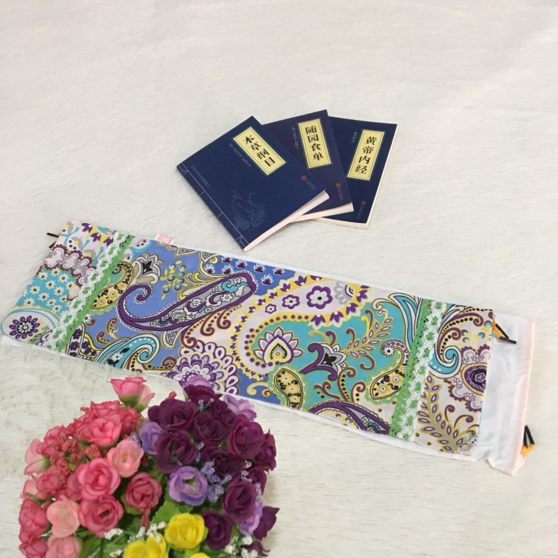 Cervikalni jastuk kružnog oblika, od staroga grubog platna, punjen heljdom, uključuje navlaku za jastuk i unutarnju navlaku