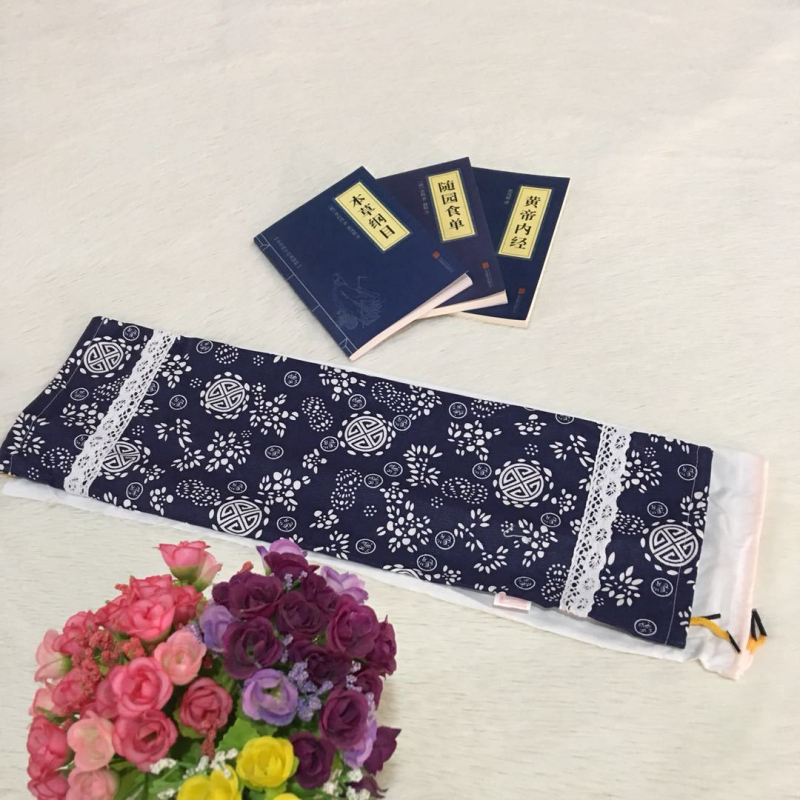 Cervikalni jastuk kružnog oblika, od staroga grubog platna, punjen heljdom, uključuje navlaku za jastuk i unutarnju navlaku