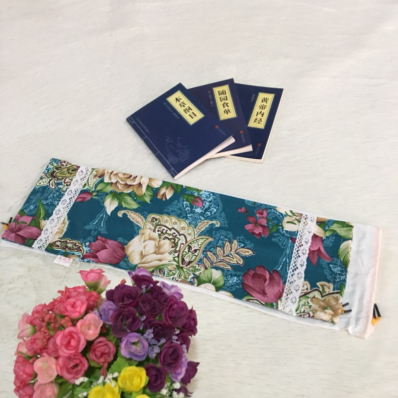 Cervikalni jastuk kružnog oblika, od staroga grubog platna, punjen heljdom, uključuje navlaku za jastuk i unutarnju navlaku