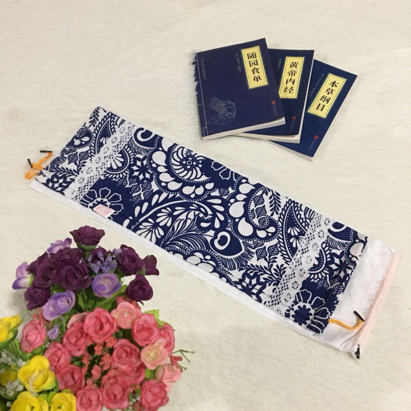 Cervikalni jastuk kružnog oblika, od staroga grubog platna, punjen heljdom, uključuje navlaku za jastuk i unutarnju navlaku