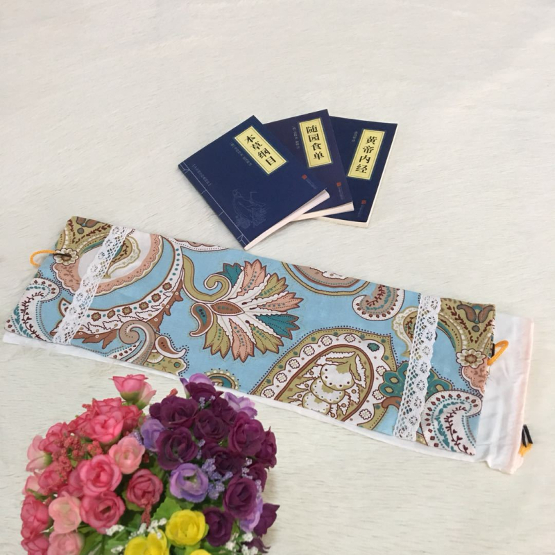 Cervikalni jastuk kružnog oblika, od staroga grubog platna, punjen heljdom, uključuje navlaku za jastuk i unutarnju navlaku