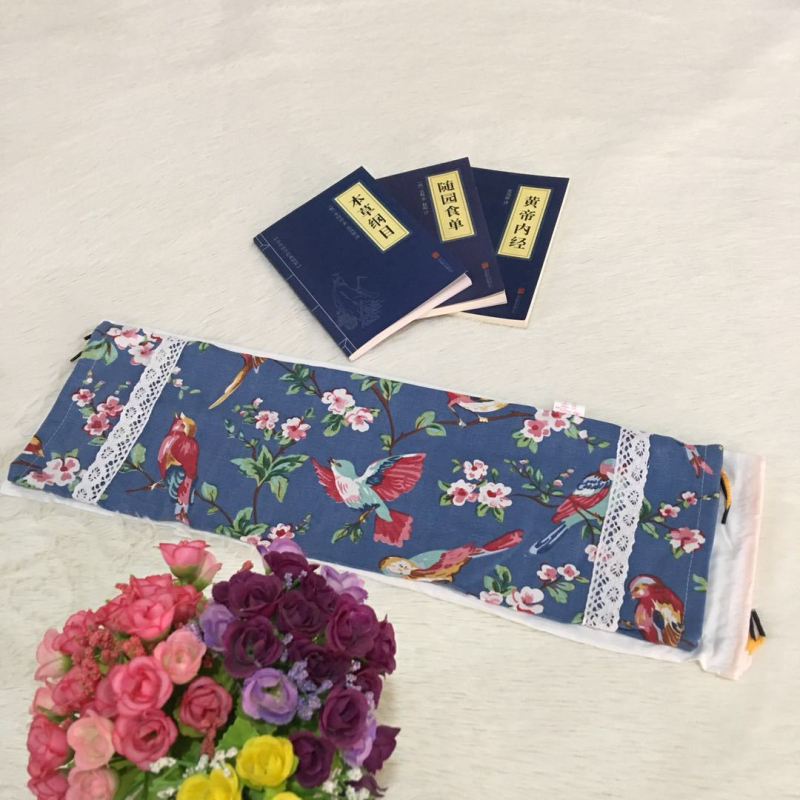 Cervikalni jastuk kružnog oblika, od staroga grubog platna, punjen heljdom, uključuje navlaku za jastuk i unutarnju navlaku