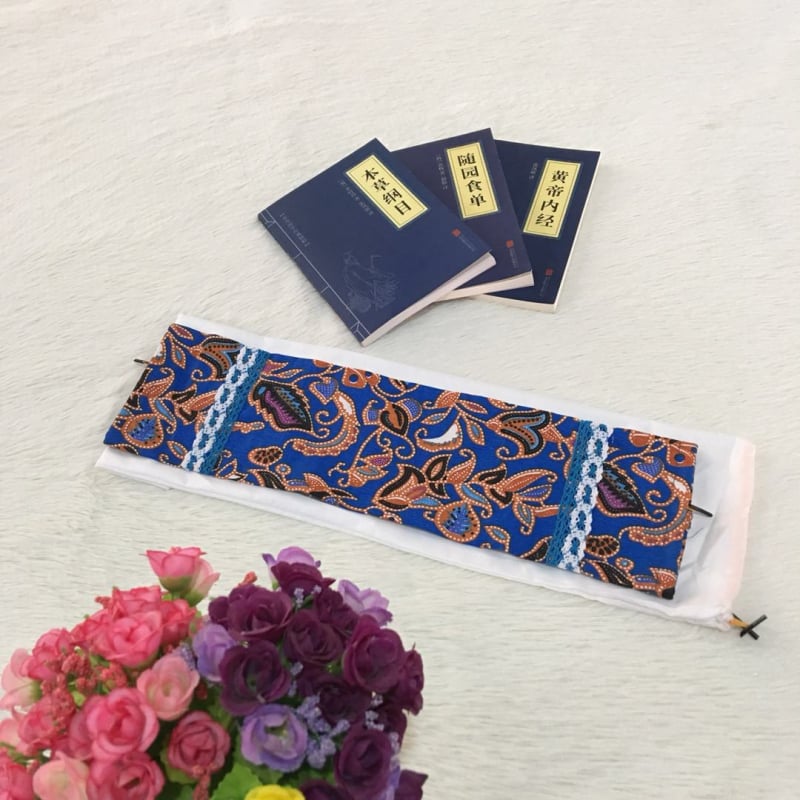 Cervikalni jastuk kružnog oblika, od staroga grubog platna, punjen heljdom, uključuje navlaku za jastuk i unutarnju navlaku