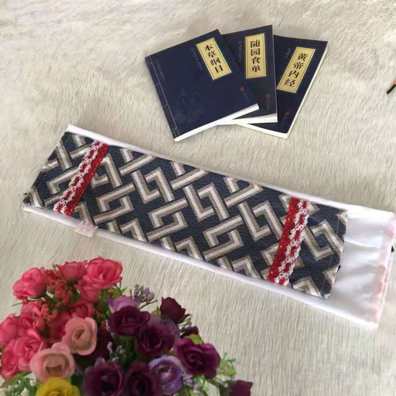 Cervikalni jastuk kružnog oblika, od staroga grubog platna, punjen heljdom, uključuje navlaku za jastuk i unutarnju navlaku